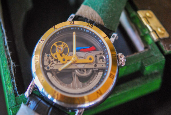 Skelett-Armbanduhr mit Glasboden - STOP THE WAR